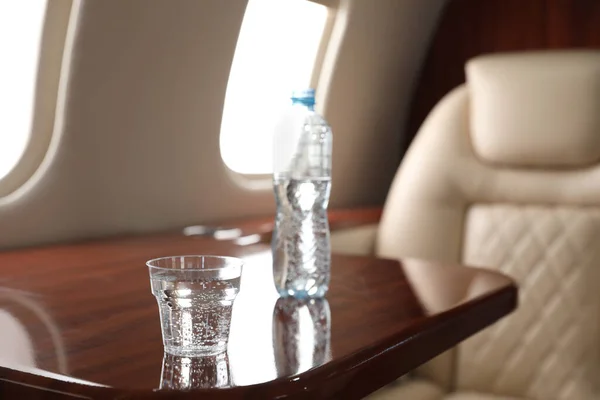Стекло Бутылка Водой Самолете Удобный Полет — стоковое фото