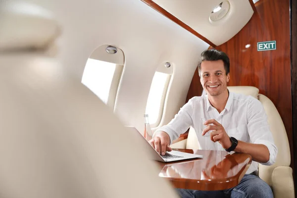 Homem Bonito Trabalhar Com Portátil Avião Voo Confortável — Fotografia de Stock