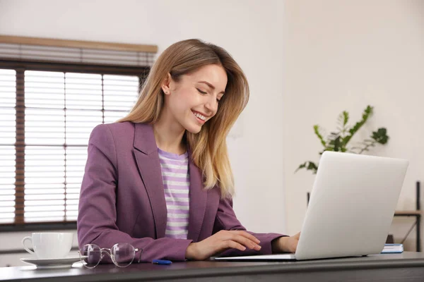 Jovem Mulher Trabalhando Laptop Escritório — Fotografia de Stock