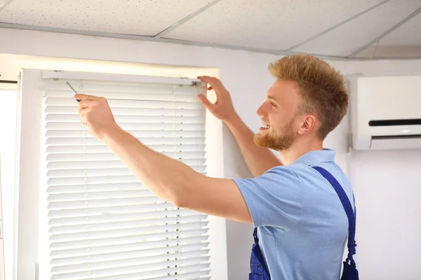 Handwerker Mit Schraubenzieher Installiert Jalousien Haus — Stockfoto