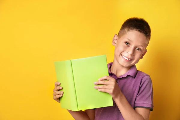 Niño Feliz Con Libro Sobre Fondo Amarillo — Foto de Stock