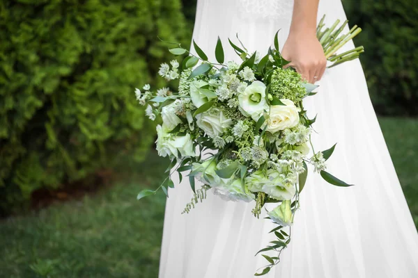 Mariée Dans Une Belle Robe Mariée Avec Bouquet Extérieur Gros — Photo