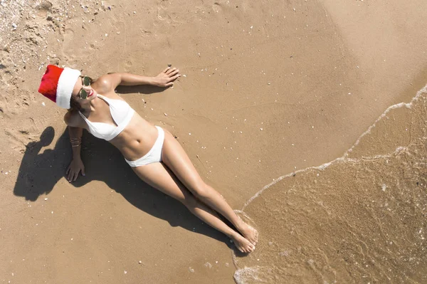 Télapó Kalapot Bikinit Viselő Fiatal Napos Strandon Csúcskilátással Karácsonyi Vakáció — Stock Fotó