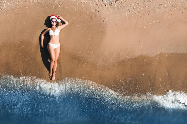 Mujer Joven Con Sombrero Santa Bikini Playa Vista Superior Vacaciones — Foto de Stock