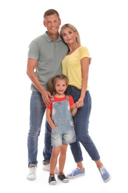 Beyaz arka planda kızı olan mutlu bir aile