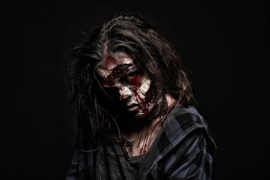 Karanlık arka planda korkunç bir zombi. Cadılar Bayramı canavarı