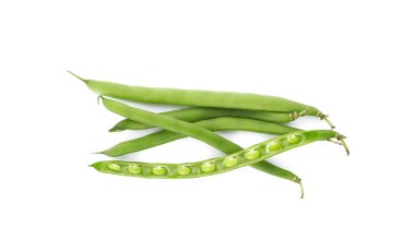 Beyaz arka planda taze yeşil fasulye, üst manzara.