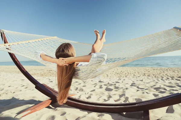 Mladá Žena Relaxuje Houpací Síti Pláži — Stock fotografie