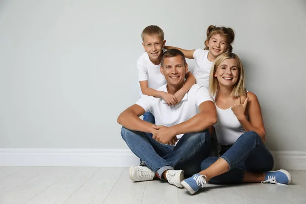 Gelukkige Familie Met Kinderen Buurt Van Grijze Muur Ruimte Voor — Stockfoto