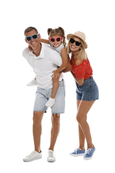 Família Feliz Com Criança Usando Óculos Sol Fundo Branco — Fotografia de Stock