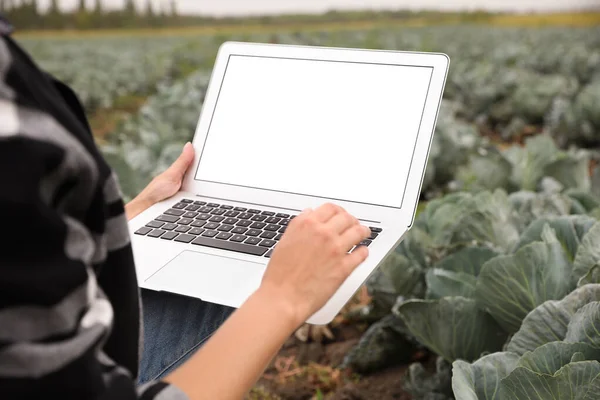 Vrouw Met Laptop Met Leeg Scherm Het Veld Close Landbouwtechnologie — Stockfoto