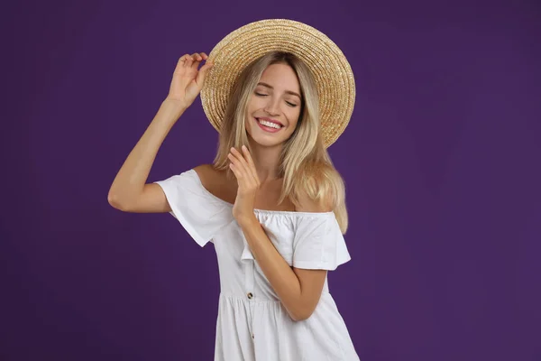 Mujer Joven Con Elegante Vestido Blanco Sobre Fondo Púrpura —  Fotos de Stock