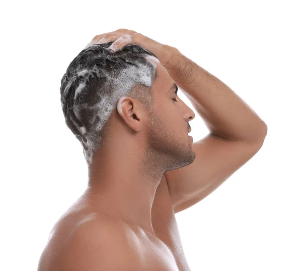 Bonito Homem Lavando Cabelo Fundo Branco — Fotografia de Stock