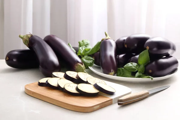 Aubergines Crues Coupées Entières Sur Table Lumineuse — Photo