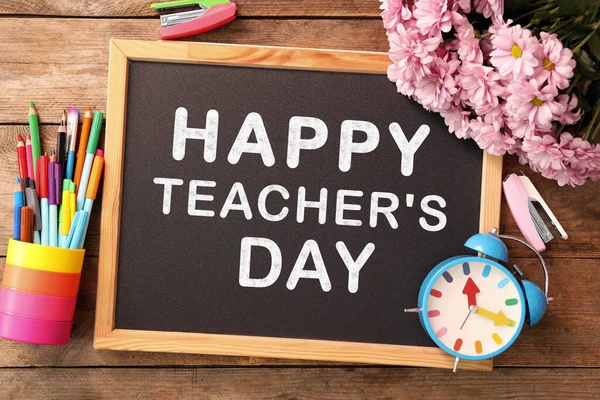 Kis Tábla Szöveggel Happy Teacher Day Írószerek Virágok Asztalon Felülnézet — Stock Fotó