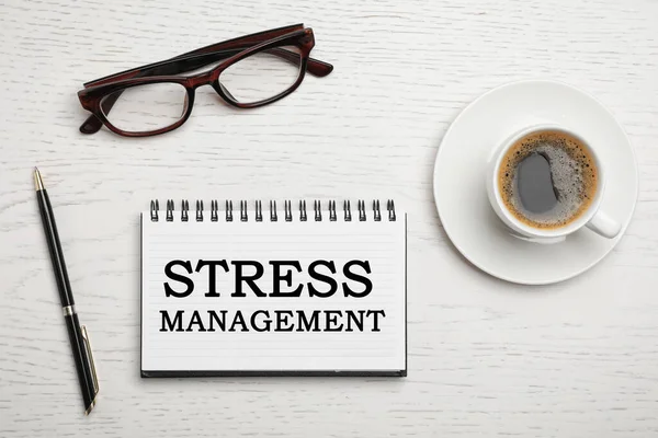 Text Stress Management Cuaderno Sobre Mesa Con Anteojos Bolígrafo Taza — Foto de Stock