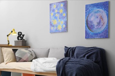 Modern genç odasının içi rahat yatak ve şık tasarım elementleriyle dolu.