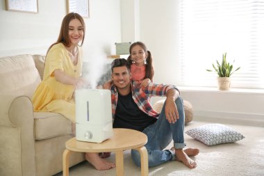 Modern hava nemlendiricisinin yanında bir aile.