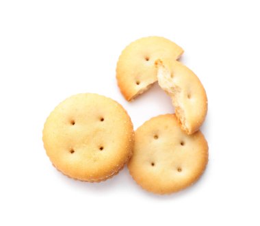 Lezzetli çıtır krakerler beyaza izole edilmiş, üst manzara