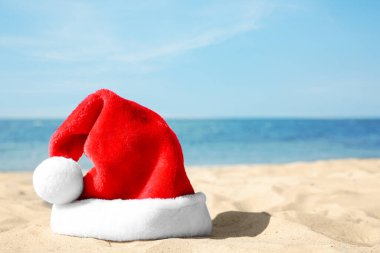 Kumsalda Noel Baba 'nın şapkası, mesaj için yer. Noel tatili