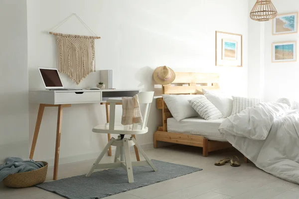 Elegante Interno Della Camera Con Posto Lavoro Letto — Foto Stock