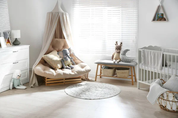 漂亮的婴儿房内饰舒适的扶手椅和靠窗的长椅 — 图库照片