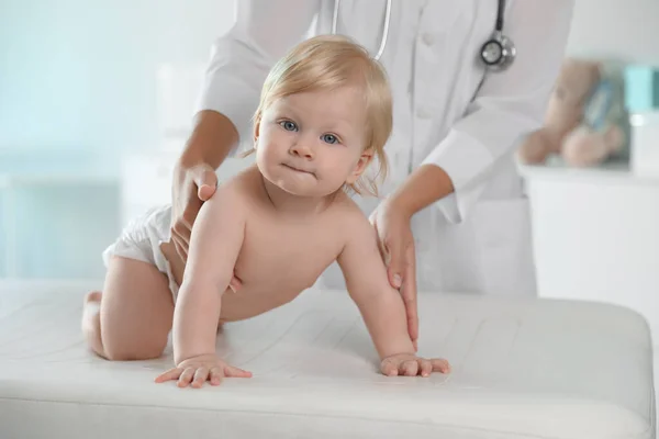 Kinderarts Onderzoekt Baby Het Ziekenhuis Gezondheidszorg — Stockfoto