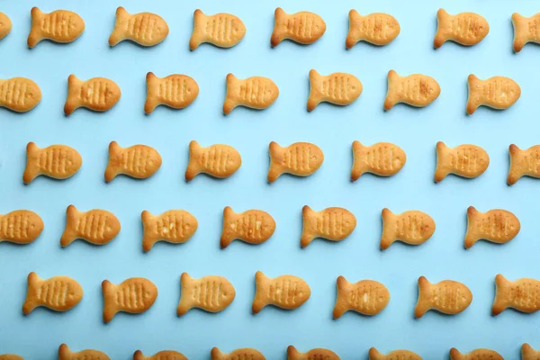 Deliciosos Biscoitos Peixe Dourado Fundo Azul Claro Flat Lay — Fotografia de Stock