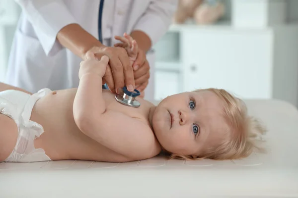 Pédiatre Examinant Bébé Avec Stéthoscope Hôpital Soins Santé — Photo