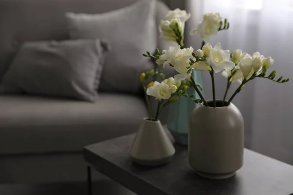 Όμορφη Άνοιξη Freesia Λουλούδια Στο Τραπέζι Στο Δωμάτιο — Φωτογραφία Αρχείου