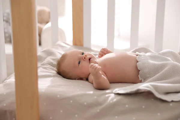 Мила Маленька Дитина Лежить Ліжку Здорова Дитина — стокове фото