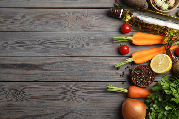 Плоская композиция с ингредиентами для приготовления пищи на деревянном столе. Пространство для текста