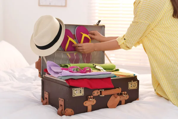 Csomagolás Bőrönd Nyári Vakáció Hálószobában Közelkép — Stock Fotó