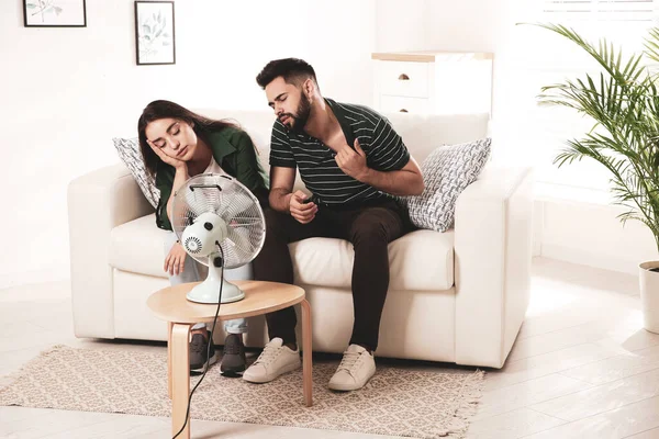 Een Paar Die Last Hebben Van Hitte Voor Ventilator Thuis — Stockfoto