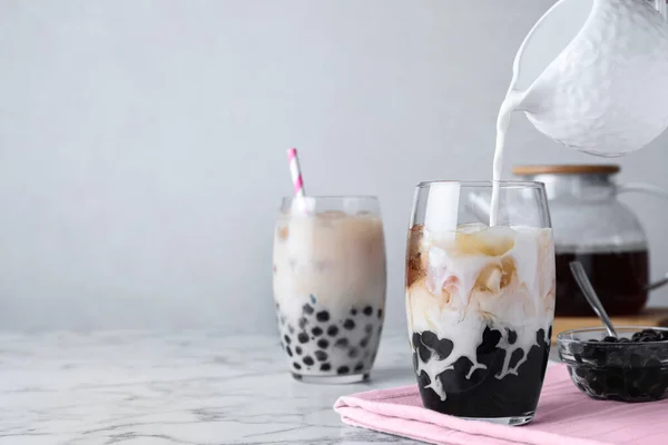 Preparación Leche Burbuja Con Bolas Tapioca Sobre Mesa Mármol Blanco — Foto de Stock