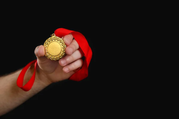 Man Holding Golden Medal Black Background Closeup Space Design — Stock Photo, Image