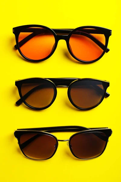 Muchas Gafas Sol Con Estilo Sobre Fondo Amarillo Planas —  Fotos de Stock