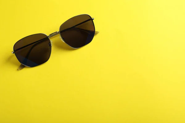 Elegantes Gafas Sol Sobre Fondo Amarillo Vista Superior Espacio Para —  Fotos de Stock