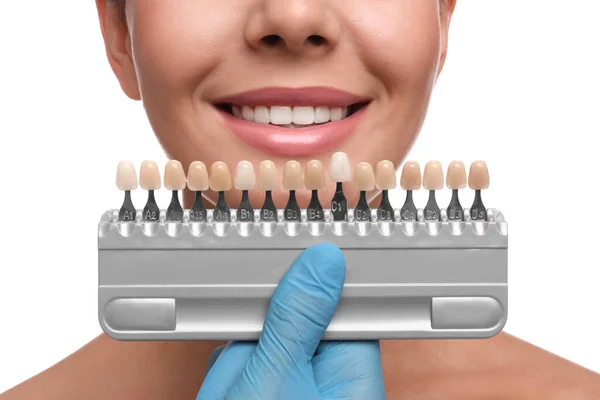 Doktor Beyaz Arka Planda Genç Kadının Diş Rengini Kontrol Ediyor — Stok fotoğraf