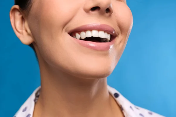 Jonge Vrouw Met Mooie Glimlach Blauwe Achtergrond Close Cosmetische Tandheelkunde — Stockfoto