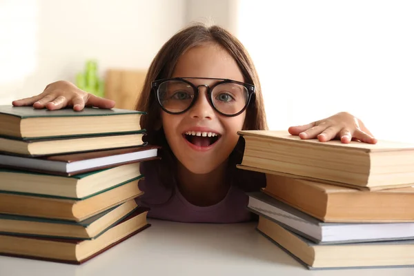 Niña Emocional Mesa Con Libros Haciendo Deberes — Foto de Stock