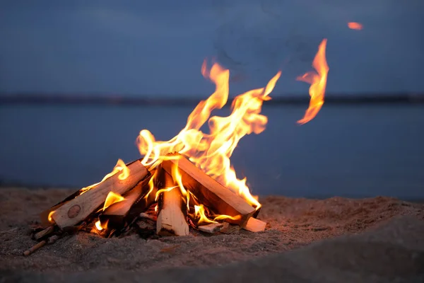 美丽的篝火与燃烧的柴火在海滩上 — 图库照片