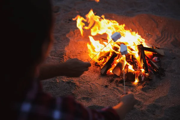 Menschen Braten Marshmallows Über Brennendem Feuerholz Strand Nahaufnahme — Stockfoto