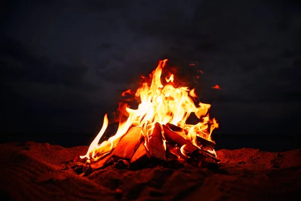 美丽的篝火 夜间在海滩上燃烧着柴火 — 图库照片