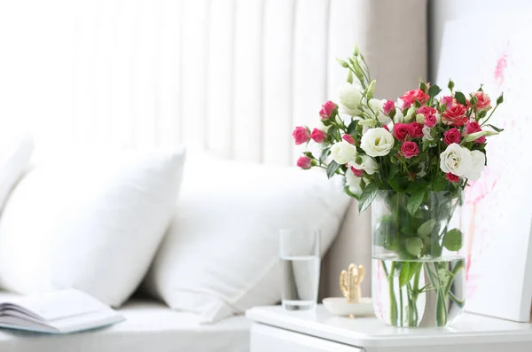 寝室で新鮮な花とガラス花瓶 — ストック写真