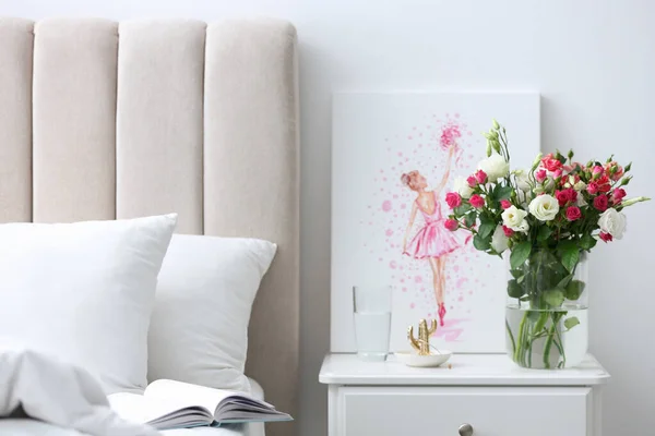 Skleněná Váza Čerstvými Květy Ložnici — Stock fotografie
