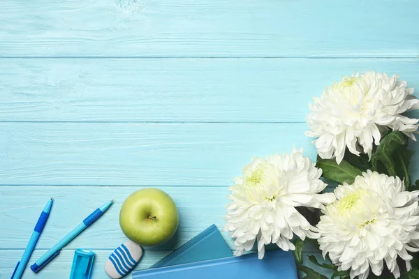 Composição Leigos Plana Com Flores Artigos Papelaria Maçã Fundo Madeira — Fotografia de Stock