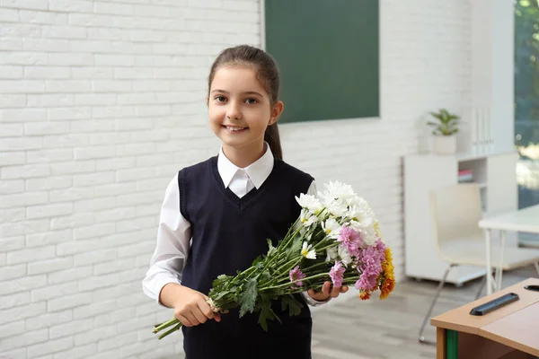 Gelukkig Schoolmeisje Met Boeket Klas Lerarendag — Stockfoto
