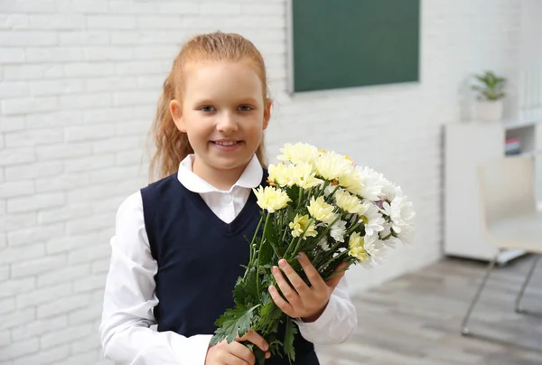 Sınıfta Buketi Olan Mutlu Bir Kız Öğrenci Öğretmenler Günü — Stok fotoğraf