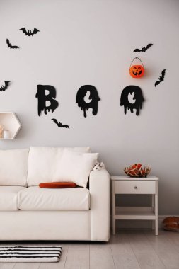 Yaratıcı Cadılar Bayramı dekoru olan şık bir oda.